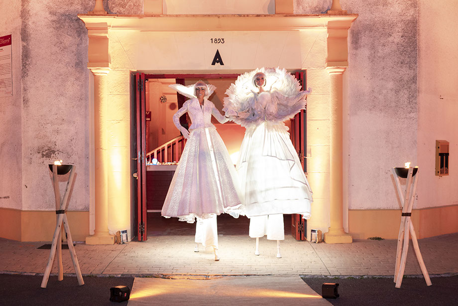 Artistes échassiers en animation évènementielle pour soirées d’entreprise, inauguration, séminaire, cocktail dinatoire, accueil, salon, lancemen