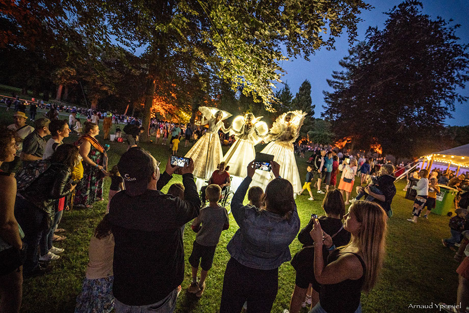 spectacle d’échassiers en parade de rue féerique et poétique. disponibles également en bretagne, centre val de loire, grand est, hauts de France
