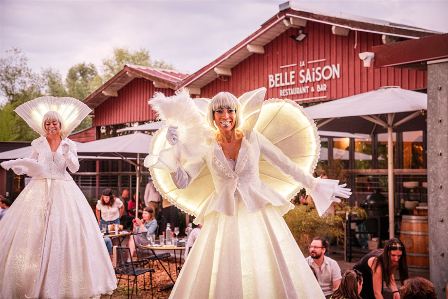 echassiers lumineux et blancs idéal pour l’animation déambulatoire de vos rues et évènements évènementielles. Artistes élégants et poétiques 