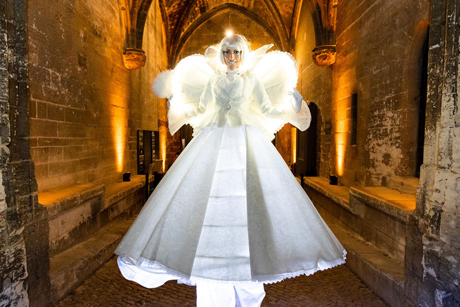 échassiers en animation diurne ou nocturne en blancs ou lumineux. animez vos fêtes culturelles et musicales avec une déambulation d’échassiers i