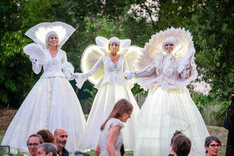 échassiers pour spectacle, animation, déambulation et parade de rue. Nos échassiers blancs lumineux déambulent en musique avec élégance et poési