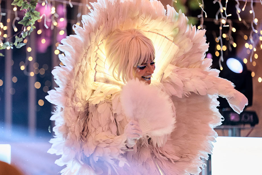 echassiers lumineux pour un spectacle de rue en animation déambulatoire élégante et poétique. Nos échassiers blancs lumineux 