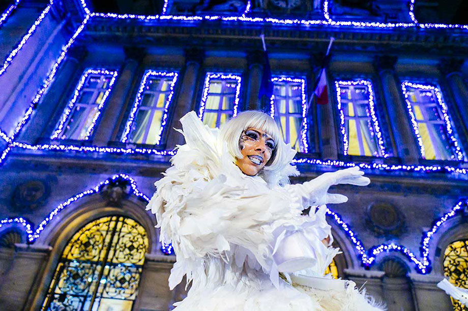 echassiers lumineux de noël pour animer vos rues et marché de noël. Nos artistes en déambulation offrirant un spectacle féerique et magique