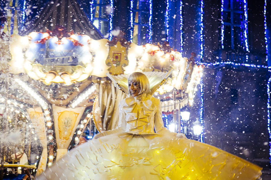 echassier-noel-lumineux-blancs-parade-marche-spectacle-de-rue-musique-danse-paris echassiers en déambulation avec costumes lumineux et blancs