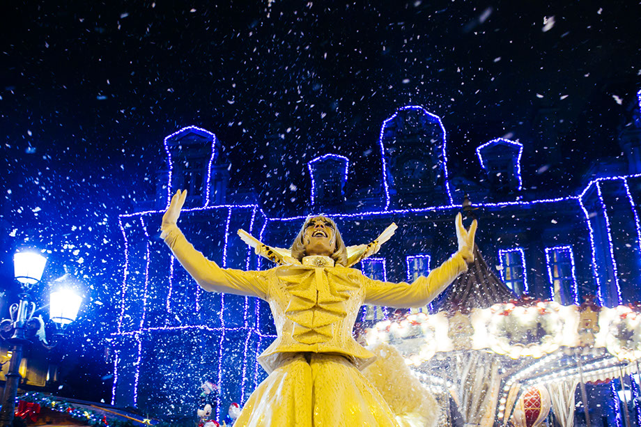  echassiers blancs lumineux pour animation en déambulation ou parade de noel EN MUSIQUE. Paris, ile de France, Vendée 85- La roche-sur-yon