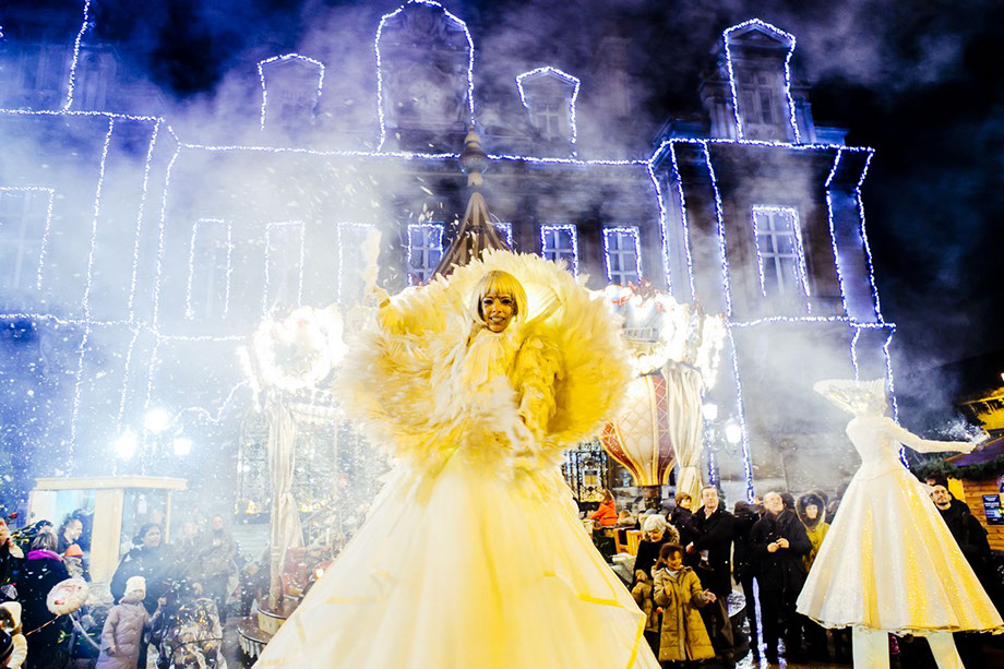 echassiers lumineux de noel en déambulation musicale et dansée. Animez vos festivités de noël avec nos échassiers élégants et poétiques