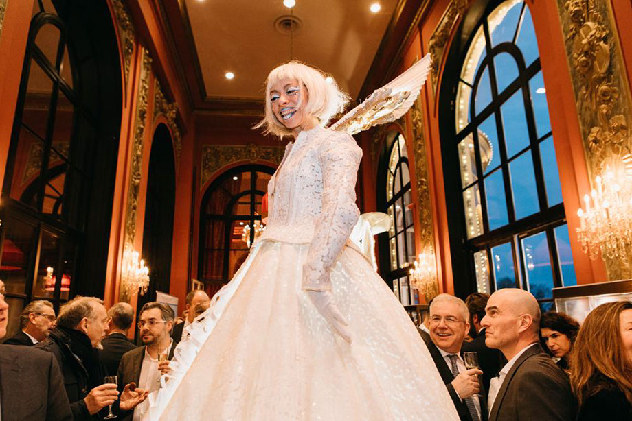 échassiers en déambulation pour parader dans les rues de votre ville ou village. Offrez à vos habitants, une animation féerique avec des artiste