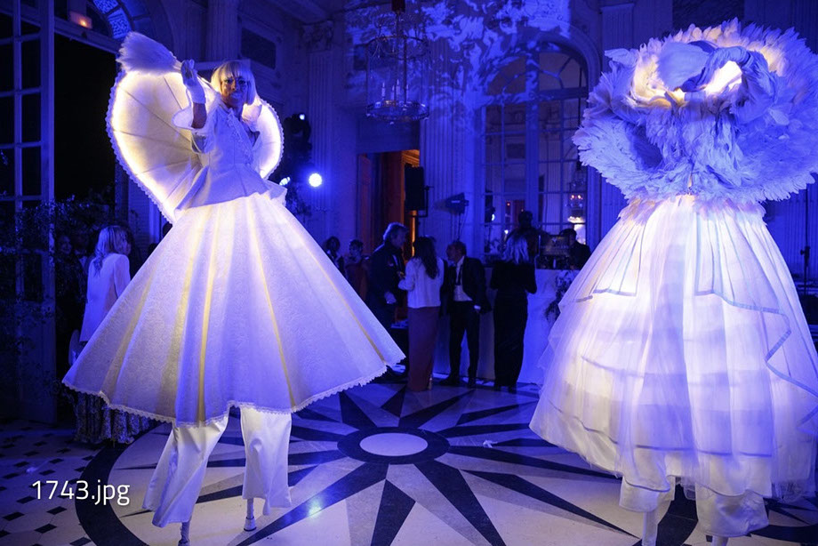 échassiers de Paris pour animation et déambulation évènementielle avec costumes lumineux led et blancs.